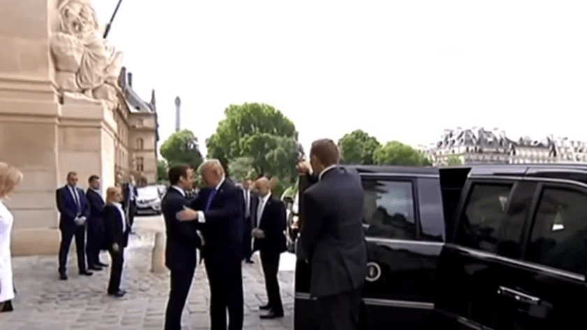 Trump Macron saludo doble